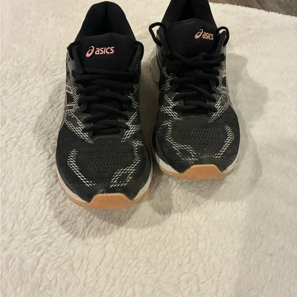 Asics Black and White Athletic Shoes with GEL Cushioning - Picture 2 of 3